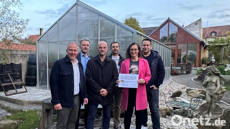 Die AOVE-Geschäftsführerin Katja Stiegler (Zweite von rechts) konnte bei der Begehung des neuen Gewächshauses im Schnaittenbacher Kräutergarten den Förderbescheid dieses Kleinprojekts aus dem Topf des Regionlbudgets am Bürgermeister Marcus Eichenmüller (link) und andere Offizielle übergeben. Bild: ads