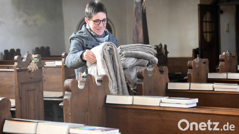 Pfarrerin Heidi Landgraf wird in der Kirche Rothenstadt Decken auslegen, wenn es die Temperaturen verlangen. Im Winter werden die Gottesdienste im Albert Weidner-Haus in Etzenricht gefeiert. Bild: Gabi Schönberger