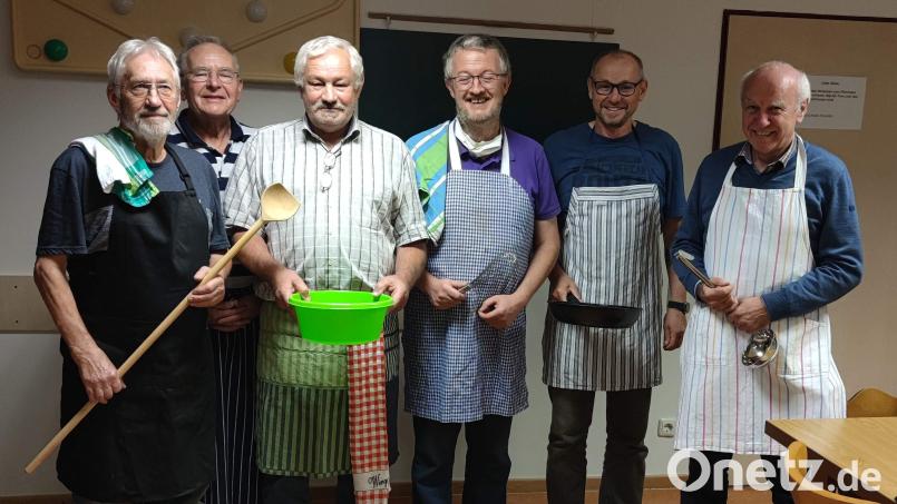 Damit sie sich in der Welt der Küche besser zurechtfinden, bietet der Hospizverein Witwern einen Koch- &amp; Backkurs an (von links): Gerhard, Vorsitzender und Kursleiter Georg-Franz Fröhler, Bernhard, Engelbert, Wolfgang und Walter. Bild: u