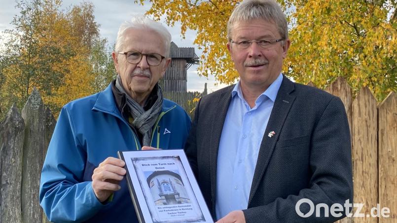 Der Leiter der ARGE Paulusbrunn, Rainer Christoph (links), auch Mitglied im Verein Via Carolina – Goldene Straße stellte sein neues Buch mit dem Titel „Blick vom Turm nach Osten“ heraus und konnte das erste Exemplar an den Vorsitzenden Alfred Wolf überreichen. Bild: awo