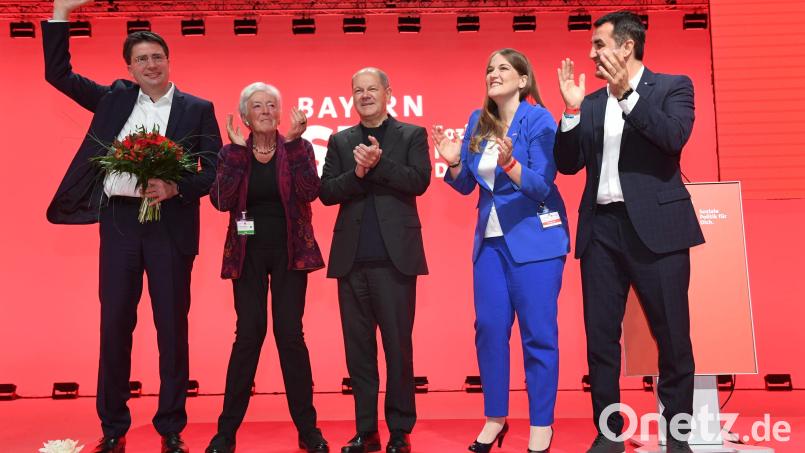 Viel Zuspruch für den Spitzenkandiaten, SPD-Landeschef Florian von Brunn (von links), Altvordere Renate Schmidt, SPD-Bundeskanzler Olaf Scholz, SPD-Landesvorsitzende Ronja Endres und Generalsekretär Arif Tasdelen. Bild: Felix Hörhager