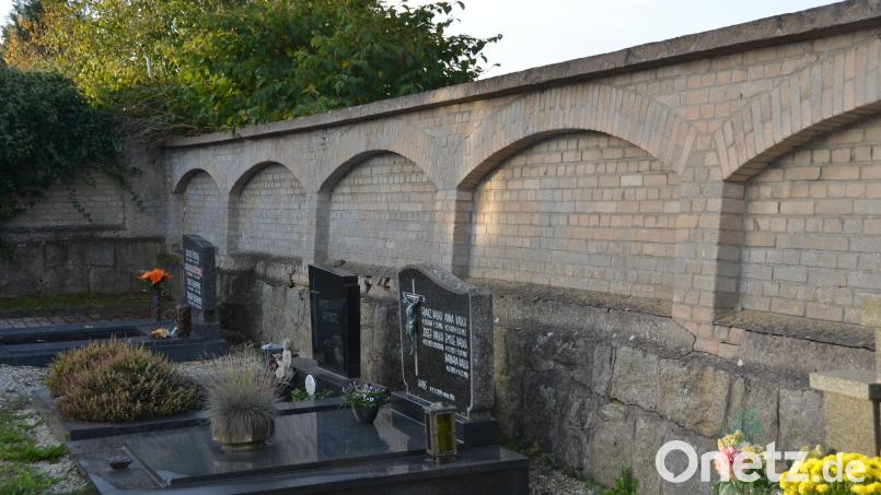 Für viele Grabbesitzer gehört die Mauer in Altenstadt zum Friedhof dazu. Doch sie hat Risse und muss dringend saniert oder ersetzt werden. Bild: dob