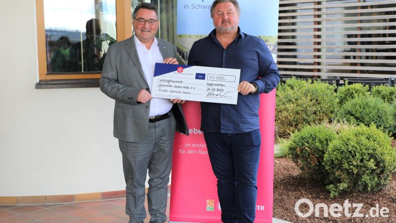 Hotelier Hubert Obendorfer und Johanniter-Regionalvorstand Martin Steinkirchner bei der Spendenübergabe. Bild: Tamara Deml/exb