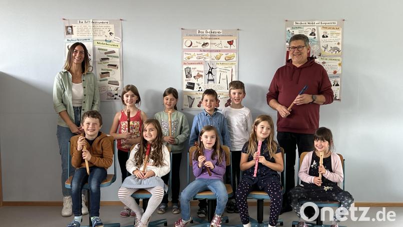 Das Pilotprojekt &quot;Blockflötengruppe &quot; läuft an der Grundschule Teunz über eine Kooperation mit der Blaskapelle Teunz. , Diplom-Musiklehrer Stefan Karl und Vorsitzende Daniela Juraske freuen sich über das Interesse. Bild: Daniela Juraske/exb