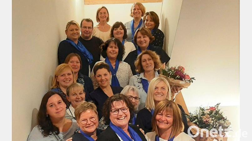 Alle ausscheidenden und neu gewählten Vorstandsmitglieder stellten sich für ein Gruppenfoto auf. Bild: mof