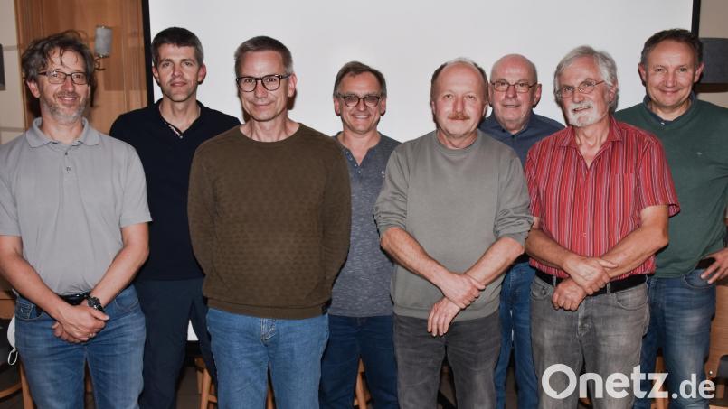 Die neue Führungsriege des Fotoclubs (von links): Martin Poschenrieder, Bernhard Keck, Stefan Hartwig, Alfred Bäumler, Thomas Stock, Richard Danzl, Helmut Luckhardt, Thomas Betz. Bild: Johann Gmeiner/exb