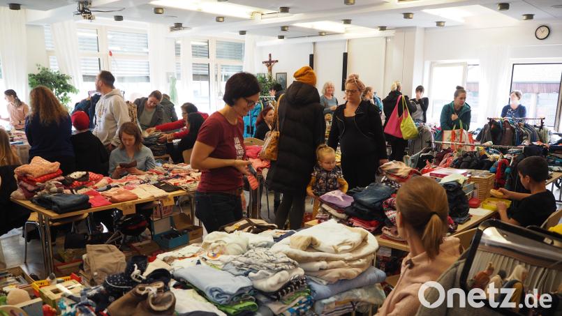 Der Kinderbasar im Neustädter Pfarrheim ist bestens besucht. Bild: krb