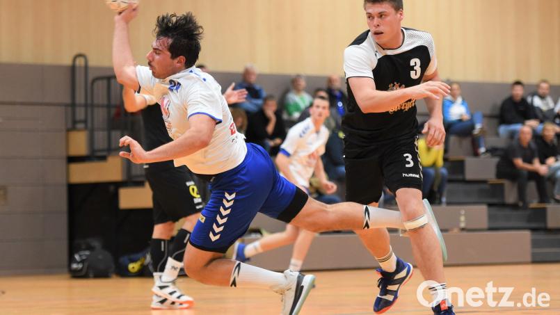 Oliver Landgraf (rechts) von der HSG Nabburg/Schwarzenfeld kommt in dieser Szene zu spät. Dennoch jubelten er und seine Teamkollegen am Ende über den Sieg beim HC Weiden. Bild: Büttner, Gerhard