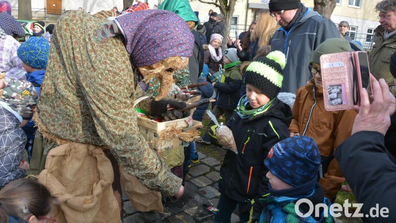 Handzahm geben sich die Spechte. Sie haben Süßes für die Kinder dabei. Archivbild: jr