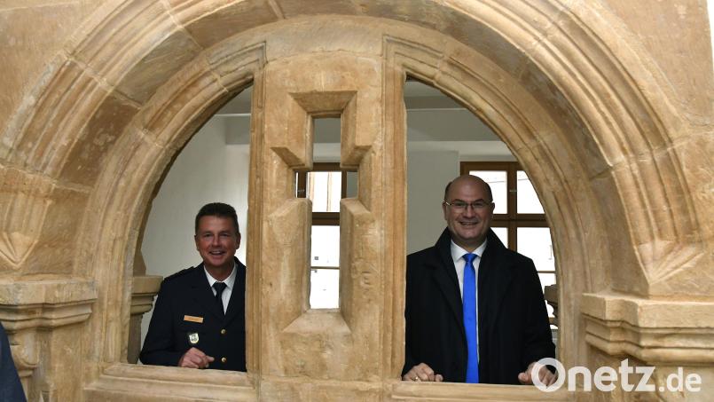 Ein Blick durch historische Mauern eines ehemaligen Altars in eine moderne Zukunft: Bayerns Finanzminister Albert Füracker (rechts), hier mit Polizeidirektor Markus Ixmeier, vom Fachbereich Polizei der Hochschule für den öffentlichen Dienst, besichtigte am Montag die Klosterburg in Kastl. Bild: Petra Hartl