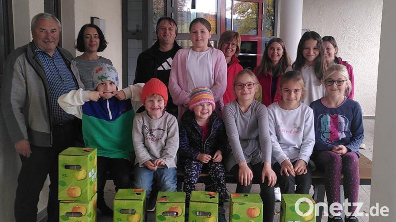 Für Apfelsaftvorrat ist gesorgt: Im Bild (hinten von links) Anton Schießl, Rektorin Andrea Graf-Ruetz, Elternbeiratsvorsitzender Alexander Weiß, stellvertretende Kindergartenleiterin Inge Ruider und Martina Schwarz. Bild: Monika Steffens/exb