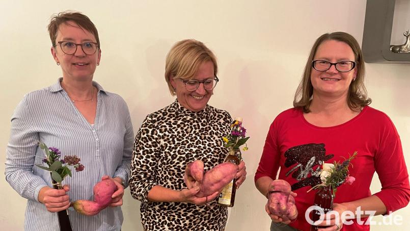 Sie hatten die größten Süßkartoffeln im Garten (von links): Manuela Donhauser, Gabi Jarosch und Martina Ibler. Bild: jp