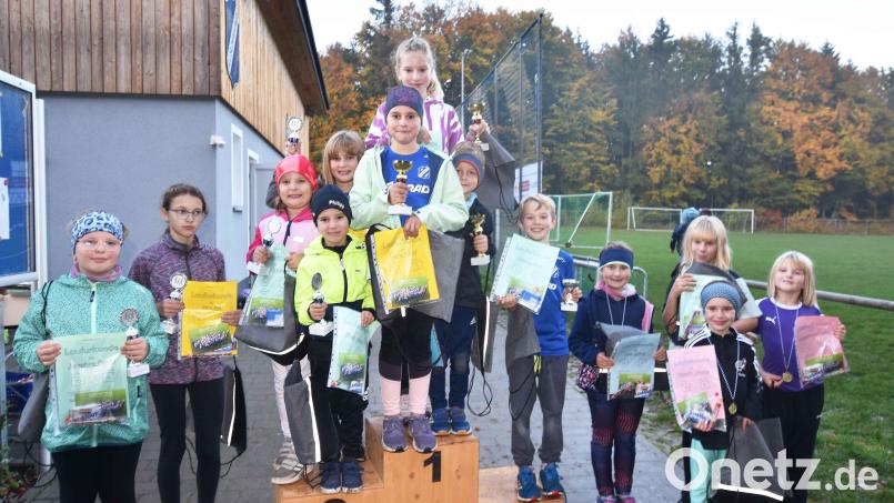 Die eifrigsten Kinder beim Training und bei den Laufwettbewerben wurden bei der Saisonabschlussfeier geehrt. Bild: no