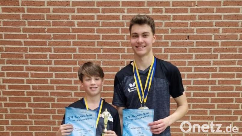 Linus Mende (links) und Hannes Andritzky vom TTC Waldershof gewannen bei der Bezirksmeisterschaft die Altersklasse U19 im Doppel. Bild: exb
