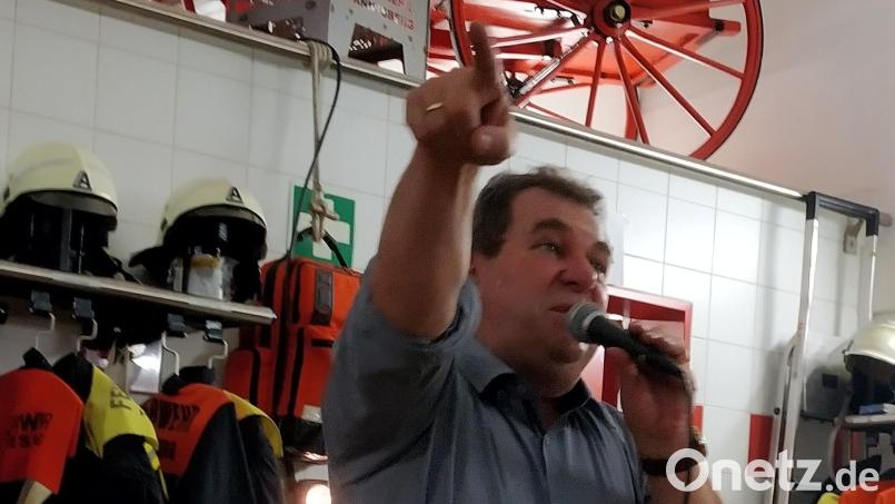 „Zum Ersten, zum Zweiten und zum ...&quot;, wiederholte Robert Irlbacher bei zahlreichen Geboten im Minutentakt. Bild: rfi