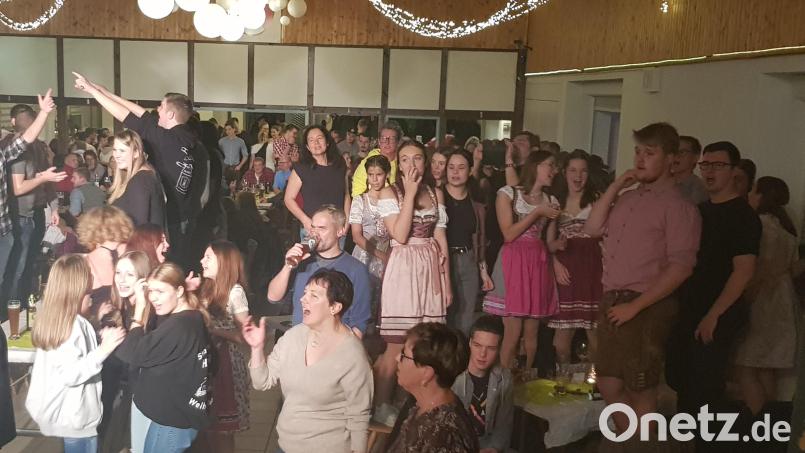 Die Band &quot;Mystery 6&quot; sorgt für ausgelassene Stimmung auf der Sportheim-Kirwa. Bild: msk