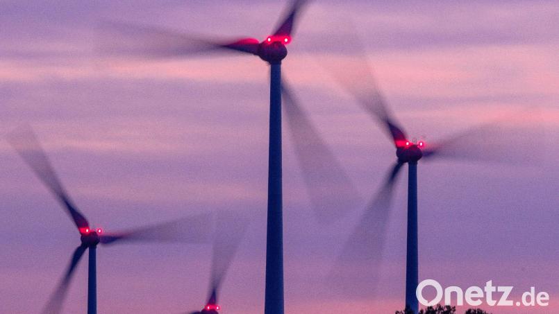 Windräder im Gemeindebereich Bad Neualbenreuth sollten nur auf Gemeindegrund entstehen, um Spekulanten abzuwehren, so Bürgermeister Klaus Meyer in der jüngsten Sitzung des Marktrats. Symbolbild: Jens Büttner/dpa