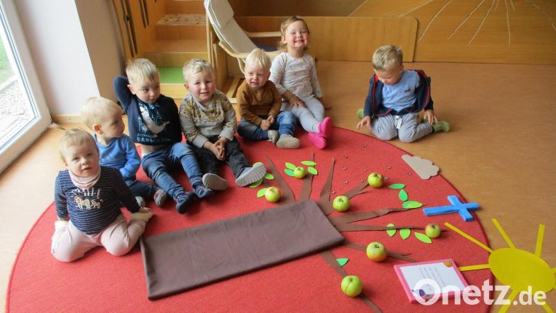 Anhand eines Legebildes erfuhren die Kleinen der Marienkäfergruppe, was ein Apfelbaum alles benötigt, um Früchte zu tragen. Bild: Gemeinde Kulmain/exb