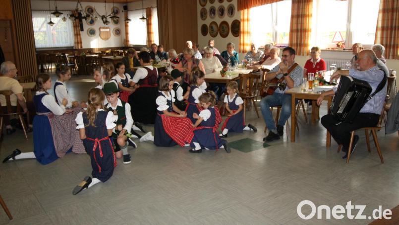 Der Schustertanz ist einer von sieben Tänzen, die die &quot;Haidnaabtaler&quot;-Trachtenjugend beim Landvolk-Oktoberfest zeigt. Über die Darbietungen freuen sich auch die &quot;Juxer&quot; Gerhard Retzer und Werner Meier (rechts). Bild: bjp