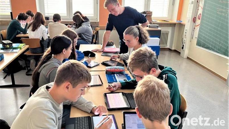 Das Tablet hat als Unterrichtswerkzeug Einzug gehalten. Innerhalb Gruppen werden Arbeitsaufträge erledigt. Bild: lg