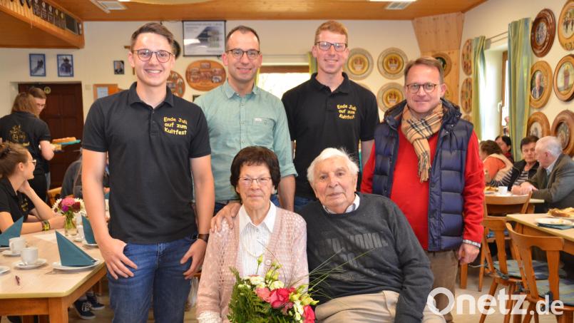 Die 87-jährigen Rita Anzer und Johann Schieder waren die ältesten Dorfbewohner an diesem Nachmittag, die der KLJB-Einladung ins Schützenhaus zum Seniorennachmittag folgten. Dekan Alexander Hösl (rechts) und Stadtrat Florian Meißner (Zweiter von links) mischten sich gerne unter die Besucher. Die Vorsitzenden Paulus Kellner (Zweiter von rechts) und Manuel Bäumler (links) überreichten Blumenstrauß und Geschenk an die Geehrten. Bild: dob