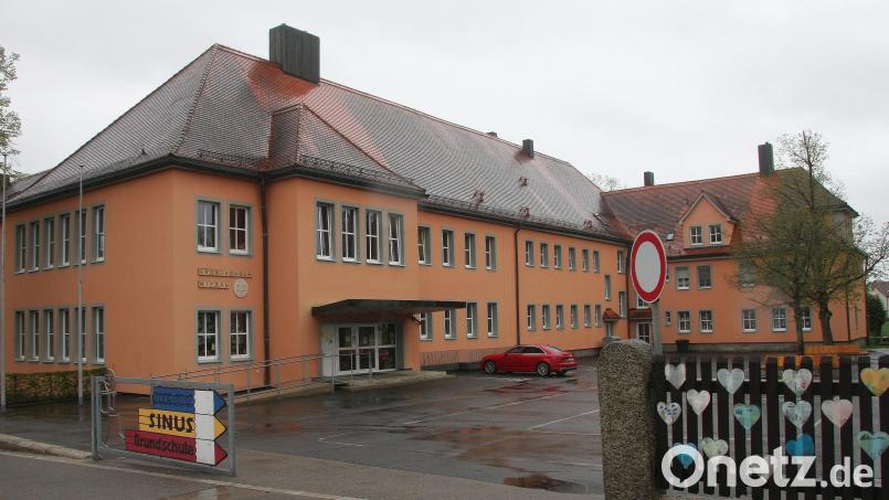 In einem schriftlichen Antrag fordern die Freien Wähler Wiesau die Errichtung von Photovoltaik-Anlagen auf den Dächern der Grundschule (Bild) und der Mittelschule. Bild: wro