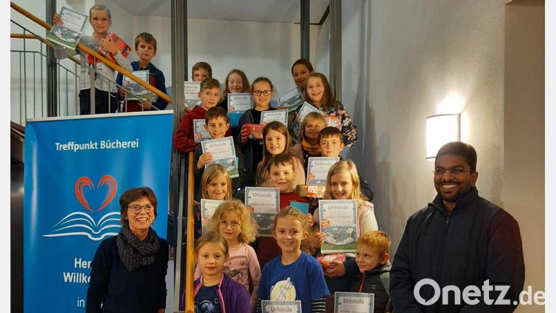 Das Foto zeigt die anwesenden Preisträger der Verlosung mit Teilnahmeurkunden. Bild: Alexandra Oppitz/exb
