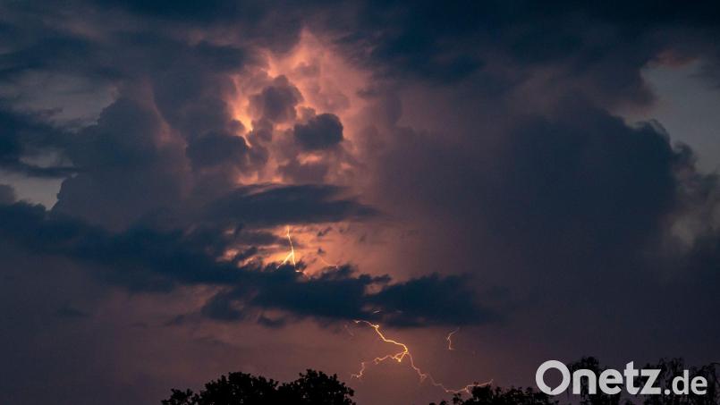 Der Deutsche Wetterdienst warnt vor starken Gewittern in Teilen der Oberpfalz. Symbolbild: Fabian Sommer/dpa/Symbolbild