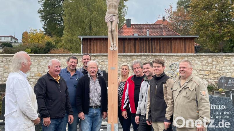 Auf dem Theuerner Friedhof wird auf Initiative des örtlichen Heimatvereins ein neues Holzkreuz aufgestellt. Bild: Herbert Pronath/exb