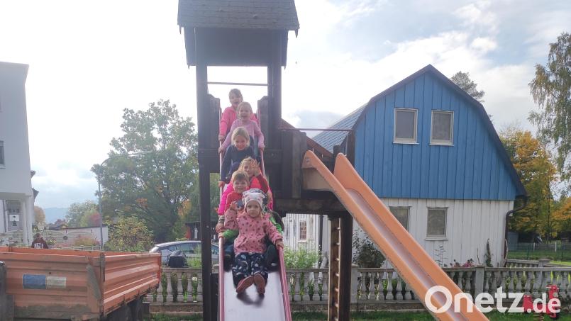 Die Löschwitzer Kinder verabschiedeten sich von ihrem in die Jahre gekommenen Rutschenturm. Doch sie bekommen bald Ersatz. Der Aufbau der neuen Spielgeräte hat schon begonnen. Bild: rpp