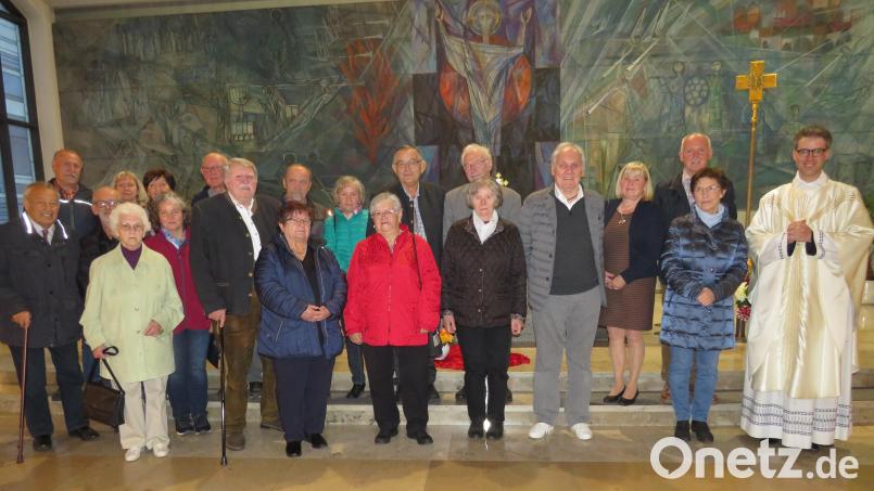 Im feierlichen Gottesdienst zum Ehejubiläum gratuliert Pfarrer Thomas Kopp (rechts) den Männern und Frauen. Bild: adj
