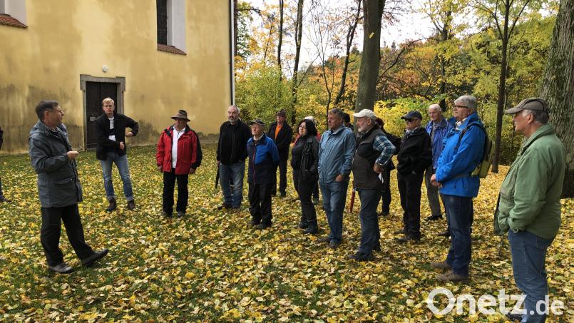 Bei einer geschichtlichen Tour erfahren die Teilnehmer viel über längst vergessene Straßen und Siedlungen. Bild: krb