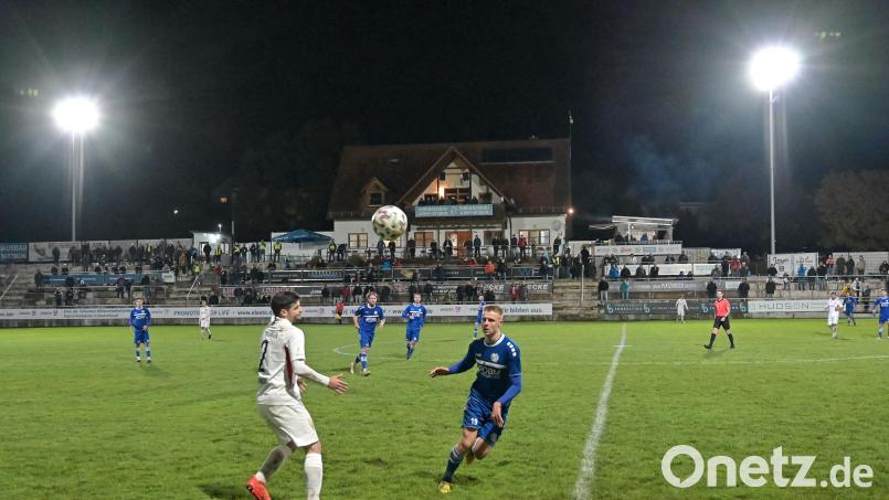Rund 12 bis 13 Euro kostet der DJK Gebenbach derzeit ein Flutlichtspiel am Abend. Deutlich mehr zu Buche schlagen die Kosten für den Trainingsbetrieb unter Flutlicht. Archivbild: ref