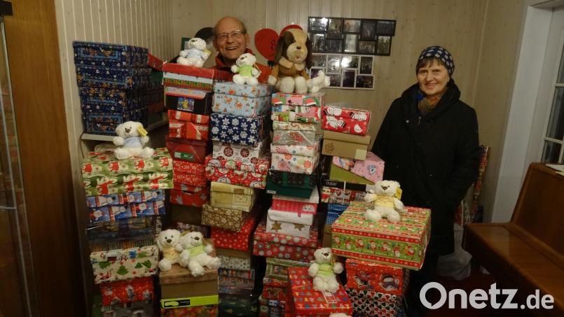 So sieht es jedes Jahr im November bei Dieter und Helga Münch in Amberg aus Das Ehepaar beteiligt sich als offizielle Sammelstelle an der Aktion &quot;Weihnachten im Schuhkarton&quot;. Archivbild: tk