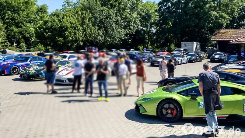 Rund 50 Luxussportwagen machten Halt auf einem Parkplatz bei Passau. Bild: PI Passau
