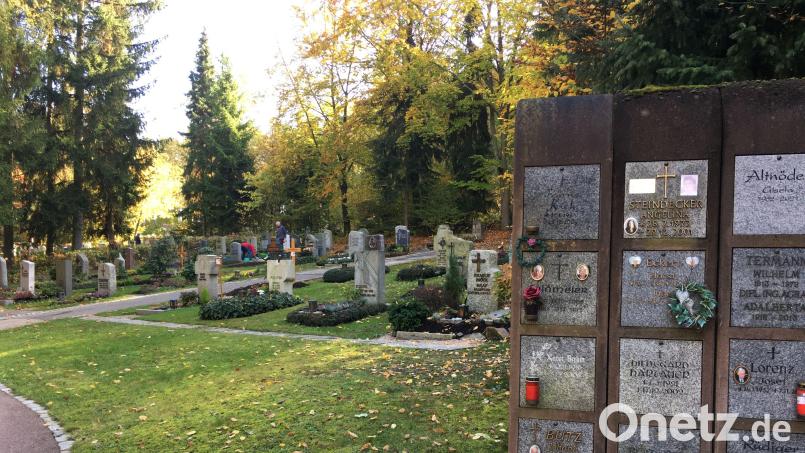 Die Nachfrage nach Einzel- oder Doppelgräbern sinkt. Im Trend liegen Urnenstelen oder Urnenröhrengräber. Bild: ihl