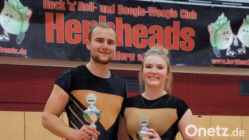 Lukas und Anna Kodalle mit den Siegerpokalen. Bild: Kodalle/exb