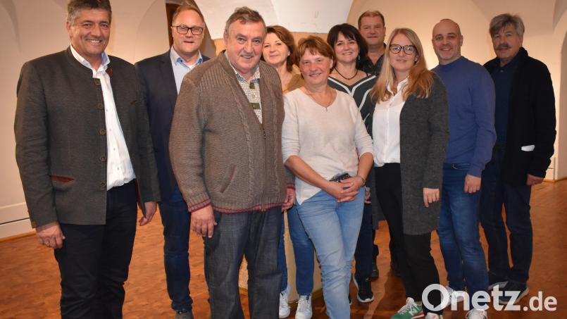 Die neu gewählte Vorstandschaft des Brotbackvereins. Vorsitzender ist wieder Edgar Knobloch. Neuer Kassier ist Marcel Buck (Zweiter von rechts). Bild: rgr