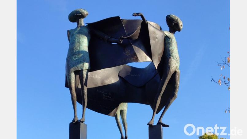 Die Dorferneuerungs-Skulptur in Hohenkemnath ist ein Werk der Aschacher Bildhauerin Hanna Regina Uber. Bild: Hanna Regina Uber/Robert Diem/exb