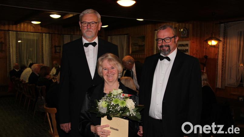 Gabi Fröhlich (Mitte) ist das erste Ehrenmitglied des Neustädter Salonorchesters. Die Laudatio hielt Vorsitzender Max Peter (links), Blumen überreichte Orchesterleiter Nicolaus Dick (rechts). Bild: prh
