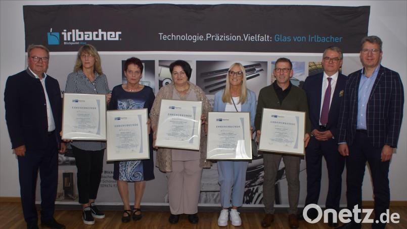 Seniorchef Josef Irlbacher (links) und Geschäftsführer Stephan Irlbacher (rechts) ehrten zusammen mit IHK-Geschäftsstellenleiter Markus Huber (Zweiter von rechts) die Jubilare für 25 und 30 Jahre Betriebszugehörigkeit. Bild: mmj