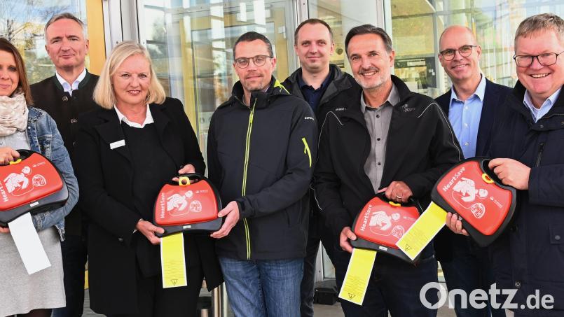 Bei der Übergabe der Defibrillatoren waren dabei (von links): Gabi Donhauser (JU Ammersricht), Harald Schwartz, Petra Strobl (ACC), Bernhard Scheidig (Schulamt), Andreas Pfautsch (Katastrophenschutz), Wolfgang Meier (Stadtverband für Sport), Robert Fuchs und Oberbürgermeister Michael Cerny. Bild: gf