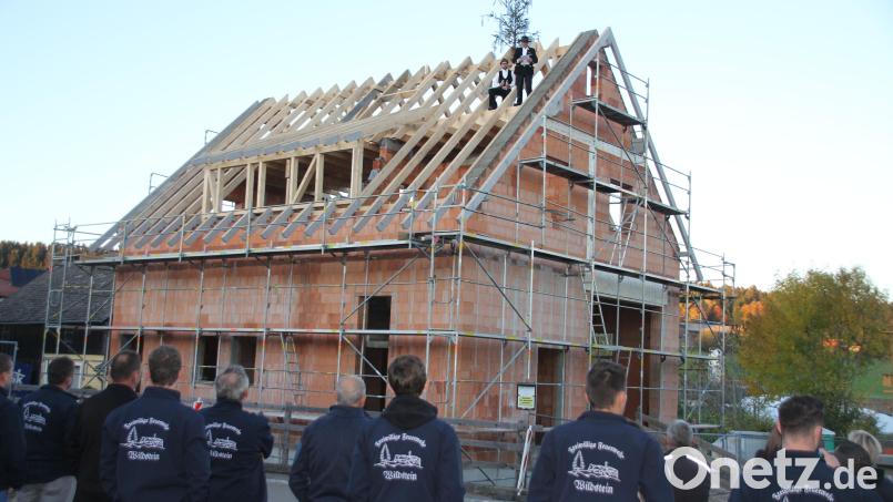 Vom First erbat Zimmerermeister Alois Wilhelm den Schutz und Segen Gottes für die weitere Bauzeit. Bild: frd