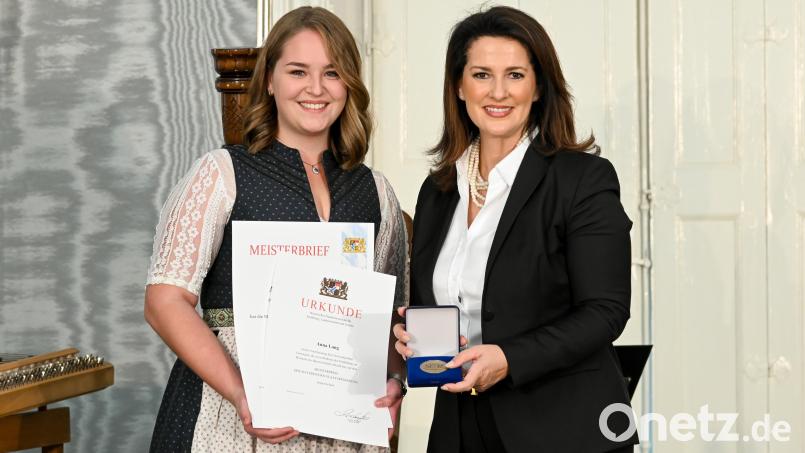 Staatsministerin Michaela Kaniber (rechts) überreicht Anna Lang aus Kirchendemenreuth den Meisterpreis der Bayerischen Staatsregierung. Bild: Tobias Hase/StMELF
