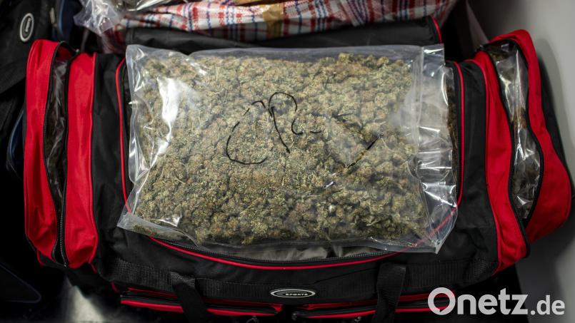 In Sporttaschen übernahmen die Angeklagten das Marihuana von ihrem Dealer, einem schon verurteilten Rapper aus Hanau. Diese Taschen ließen sie dann von Taxifahrern nach Weiden bringen. Symbolbild: Christian Merz/dpa