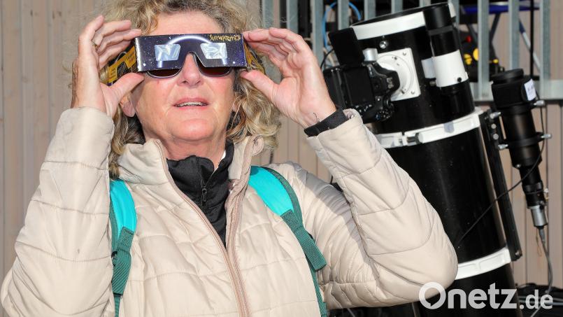Bitte nur mit spezieller Brille: Der direkte Blick in die Sonne ist gefährlich für die Augen. Bild: Wolfgang Steinbacher