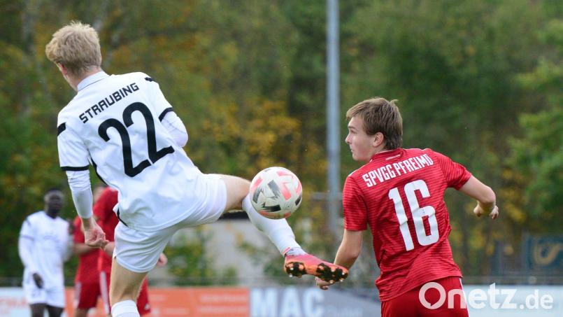 Die Straubinger (links) waren am Ende obenauf, die Pfreimder (rechts Elias Dobler) hatten am Sonntag das Nachsehen. Bild: ham