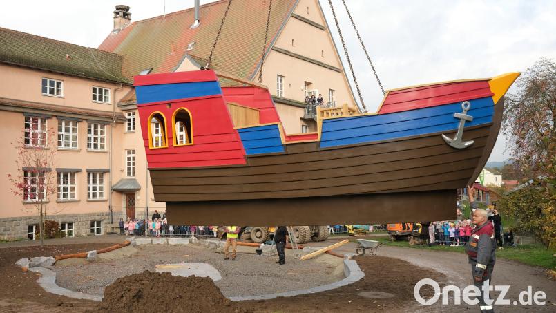 Das Piratenschiff der Playmobil-Stiftung ankert im Garten des Gerhardinger-Kinderhauses in Neunburg vorm Wald. Anfang November dürfen die Kinder das Kommando übernehmen. Bild: Hirsch