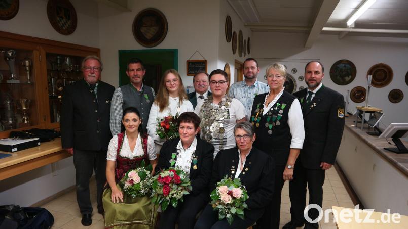 Der neue Hofstaat der SG Amberg 1890 – Jordanschützen (von links): Oberschützenmeister Norbert Schmidt, Thomas Hirsch, Jessica Weigl, Ehrenmitglied Ludwig Mayer, Meison Chuan, Jaco Cloete, Margot Bohl und Thomas Singer sowie (sitzend, von links ) Tanja Hirsch, Marion Schneider, Evelyn Pittroff. Bild: ion