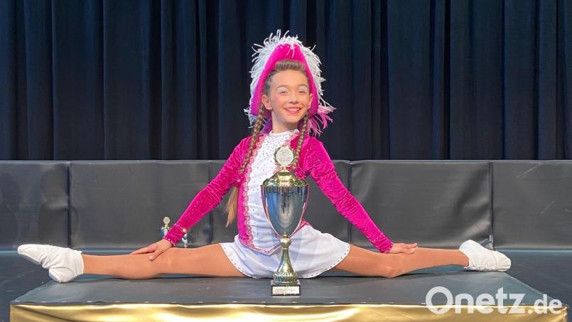 Jugend-Tanzmariechen Constanze Starke freute sich über den Siegerpokal. Bild: Starke/exb